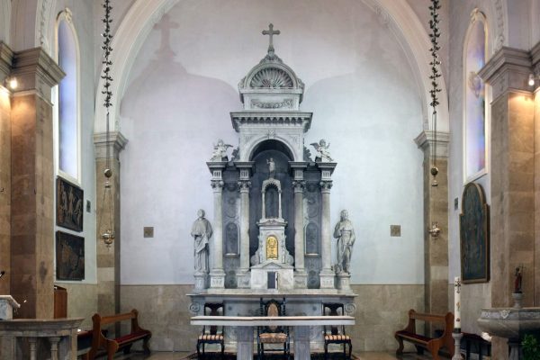 Glavni oltar u crkvi svetog Stjepana Prvomučenika (2)