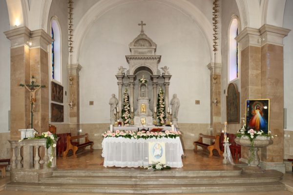 Glavni oltar u župnoj crkvi