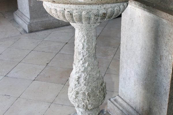 Krstionica na ulazu u crkvu svetog Stjepana Prvomučenika