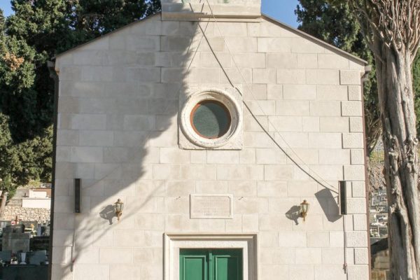 1. Pročelje i ulaz u crkvu