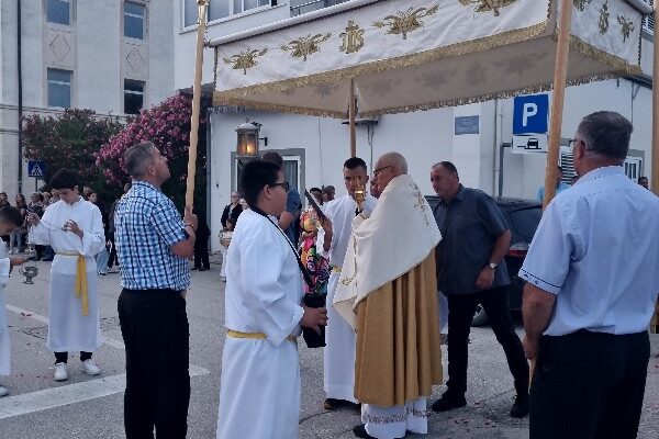 20240530_201233_01_copy_600x800