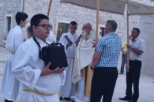 20240530_203611_copy_600x800